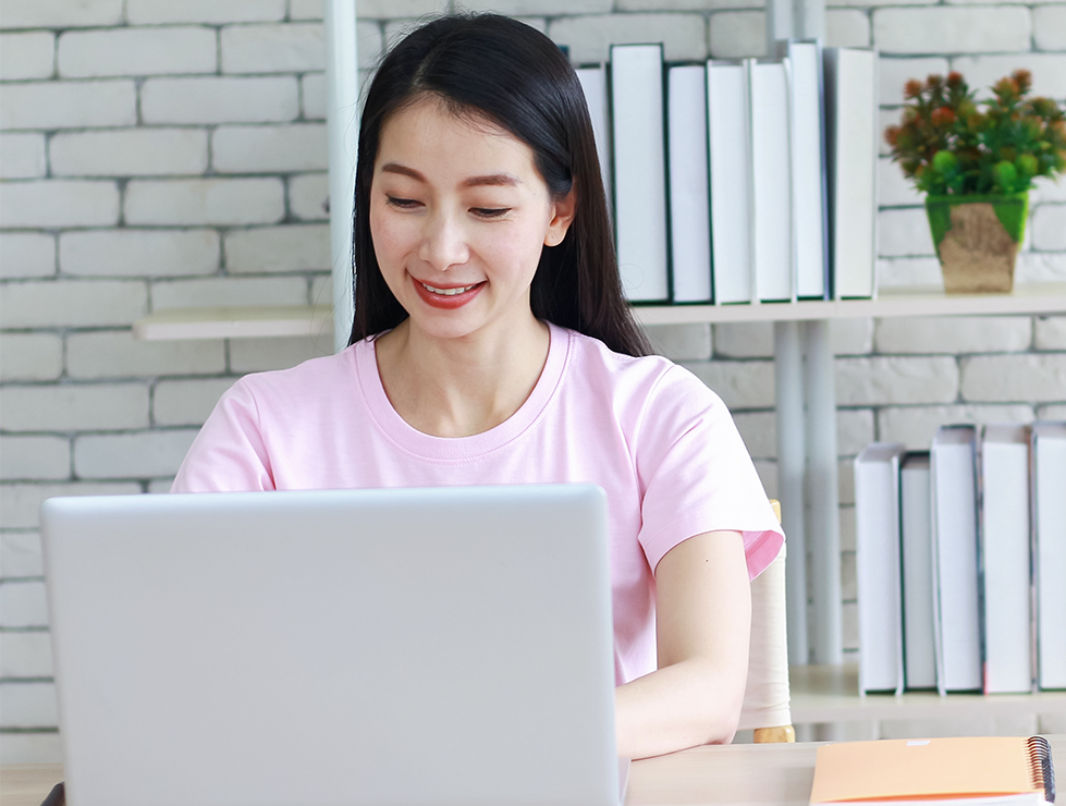 vecteezy_asian-woman-reading-and-doing-homework_2109888 vecteezy_asian-woman-reading-and-doing-homework_2109888